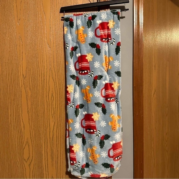 NWT SEASON'S GREETINGS HOT COCOA AND GINGERBREAD CHRISTMAS PLUSH PRINTED THROW - Picture 2 of 5